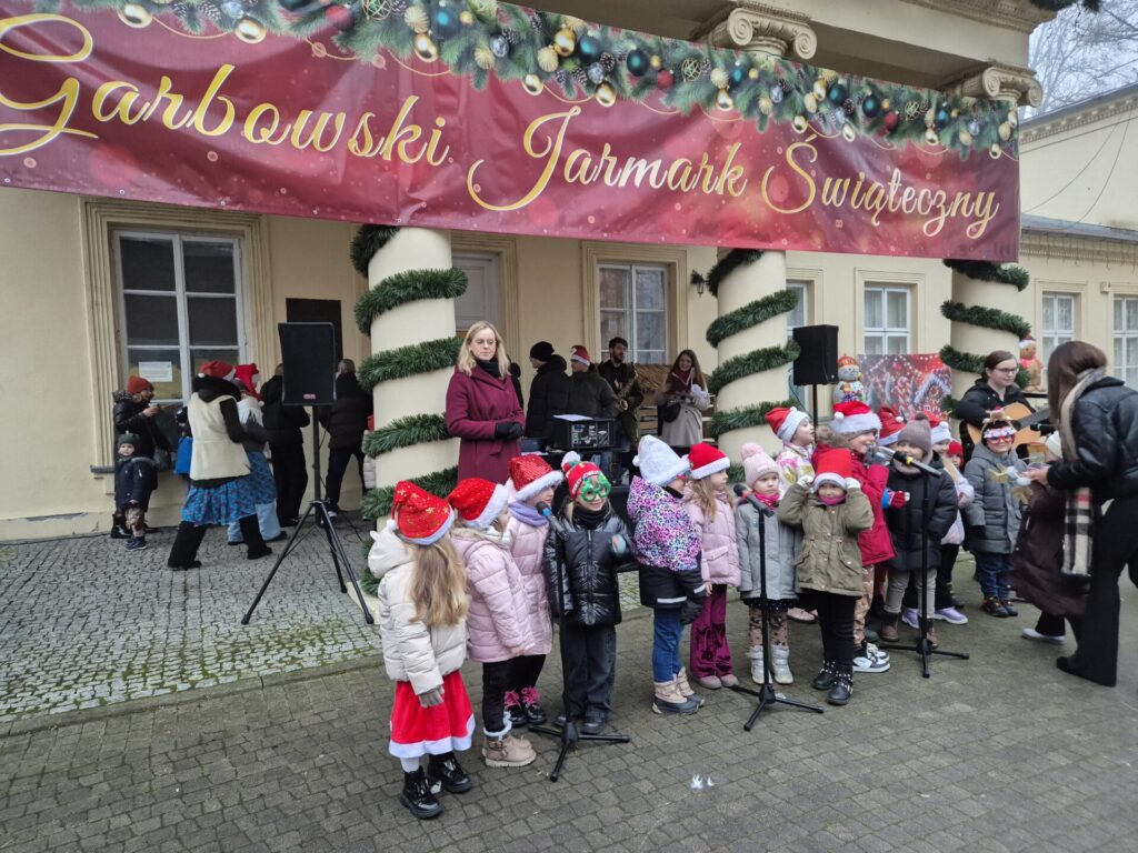 Dzieci biorące udział w części artystycznej podczas Jarmarku