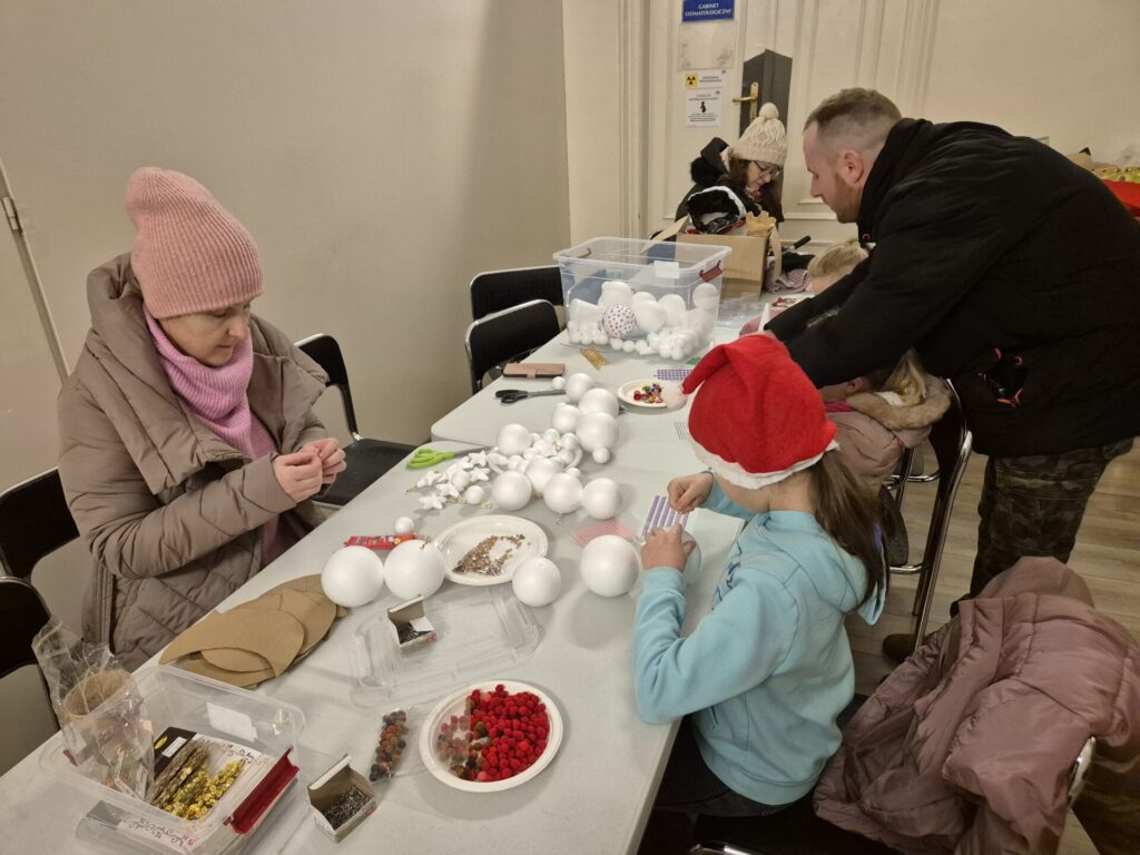 Uczestnicy warsztatów zdobienia bombek