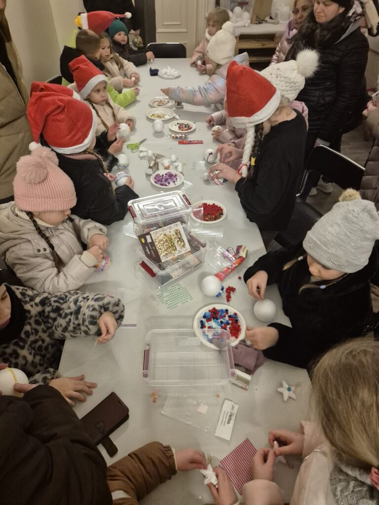 Uczestnicy warsztatów zdobienia bombek