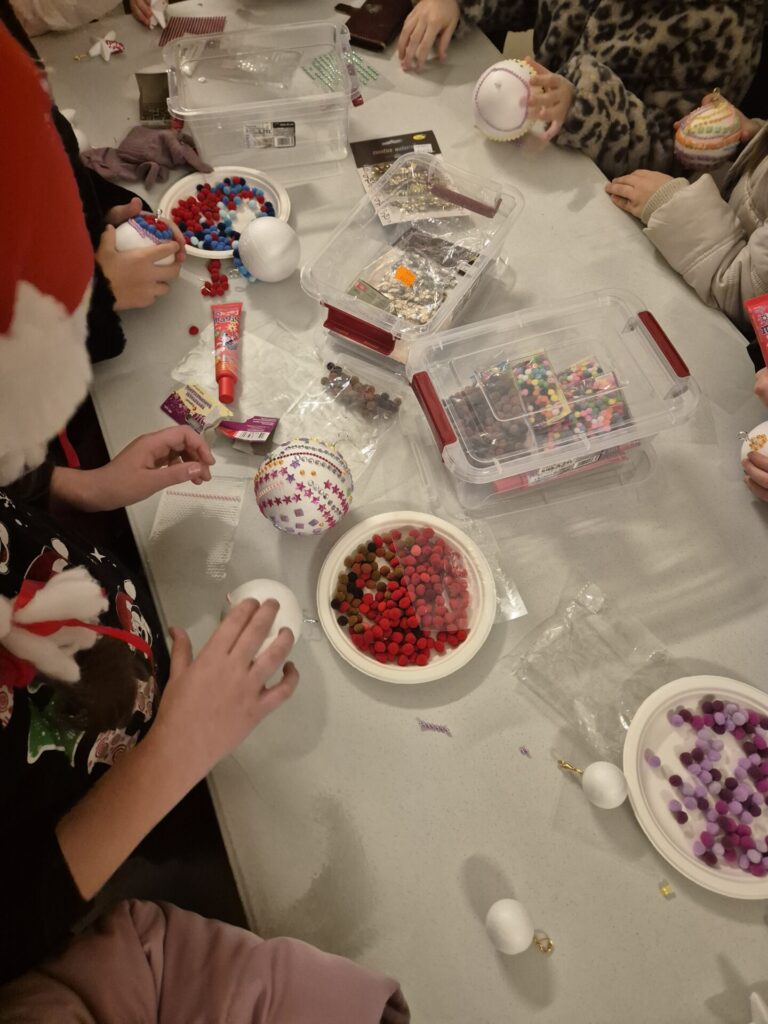 Uczestnicy warsztatów zdobienia bombek