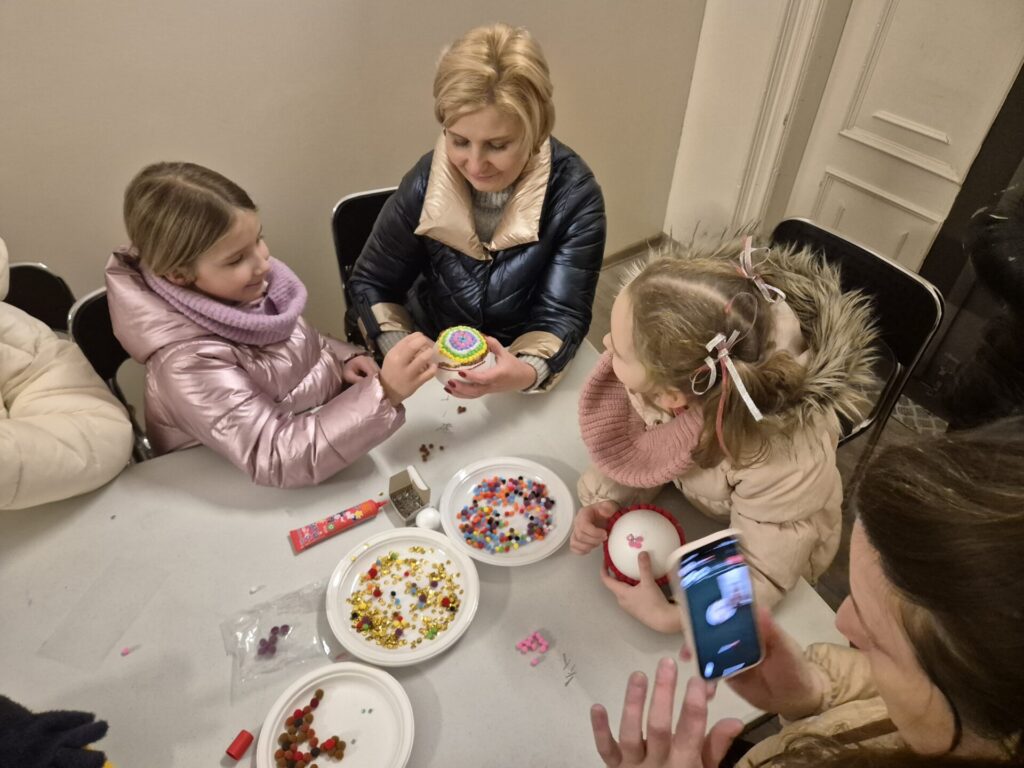 Uczestnicy warsztatów zdobienia bombek