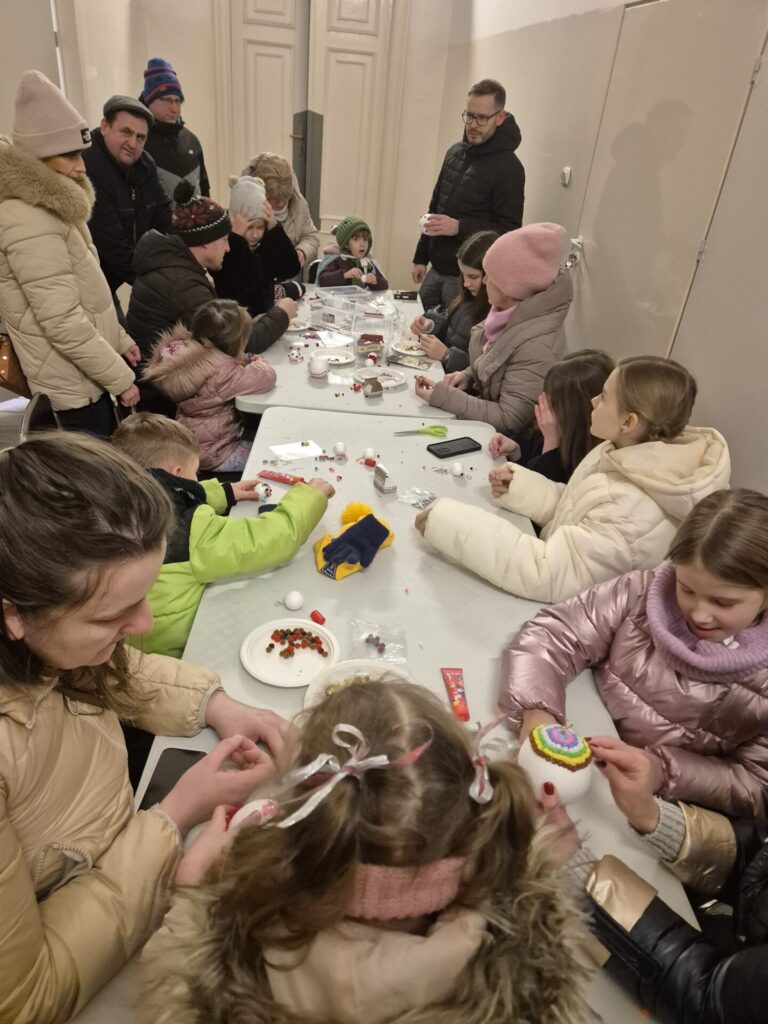 Uczestnicy warsztatów zdobienia bombek