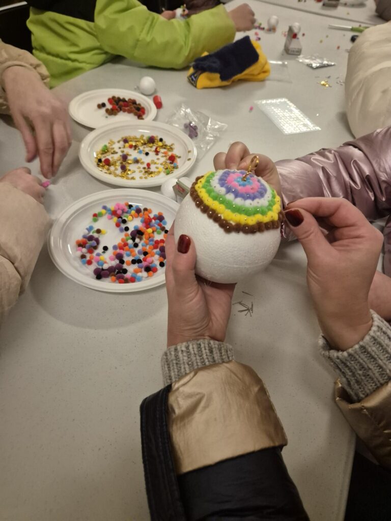 Uczestnicy warsztatów zdobienia bombek