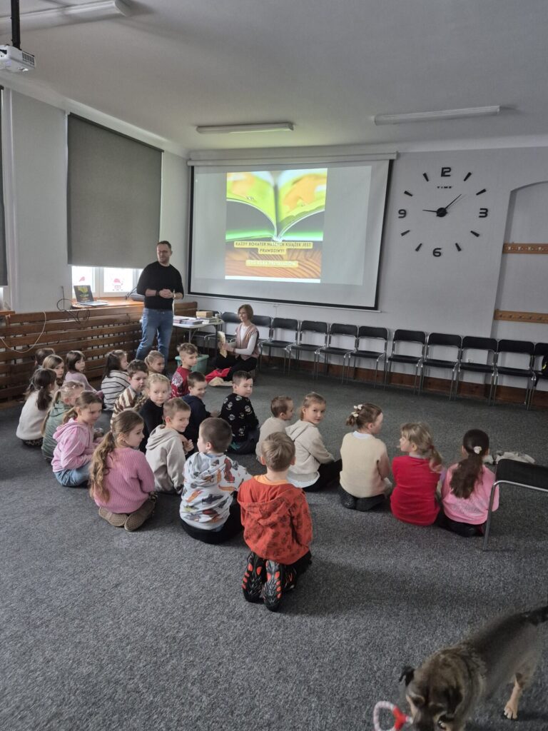 Dzieci na spotkaniu autorskim z Martą Maj i psem Preclem