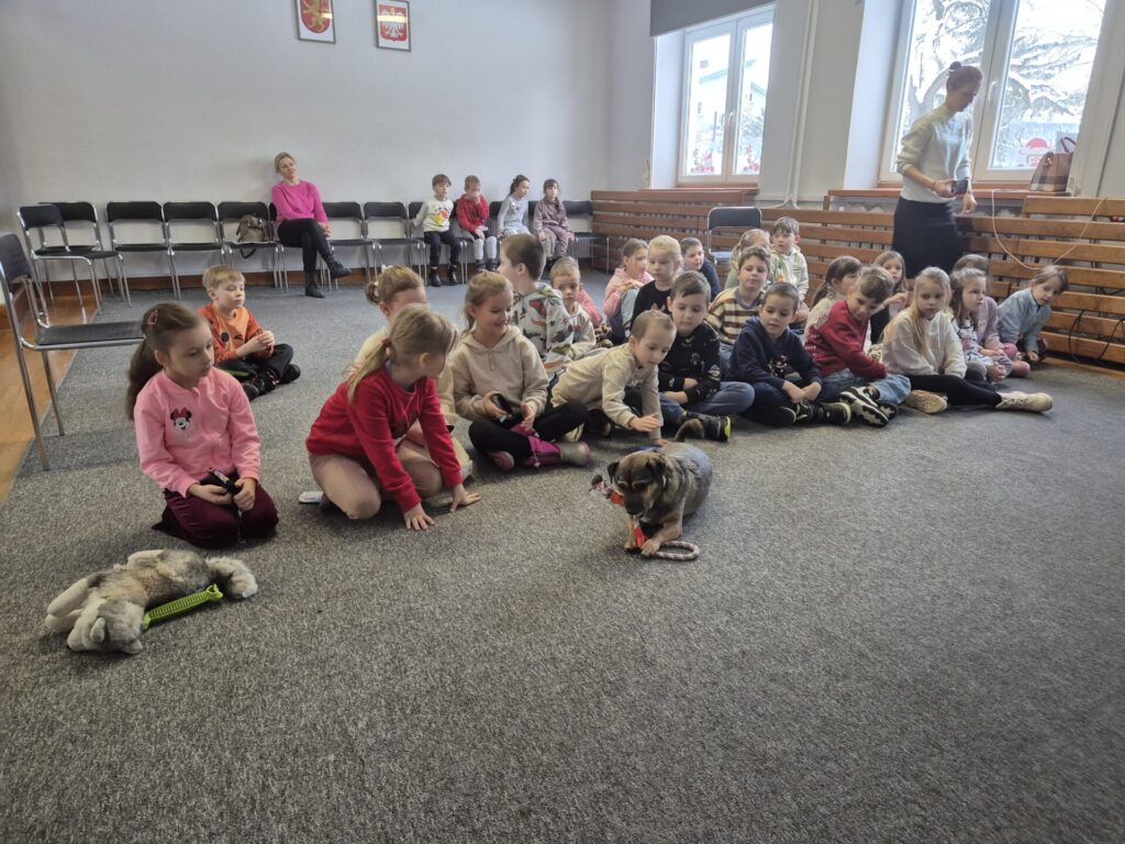 Dzieci na spotkaniu autorskim z Martą Maj głaszczą Precla