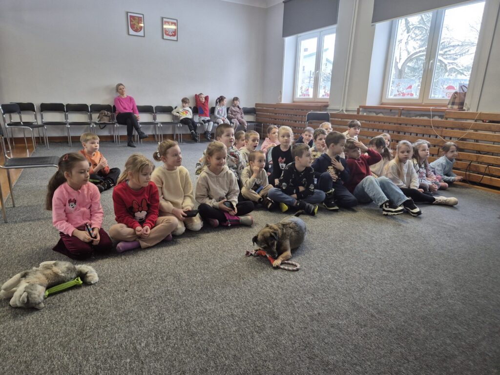 Dzieci na spotkaniu autorskim z Martą Maj i psem Preclem