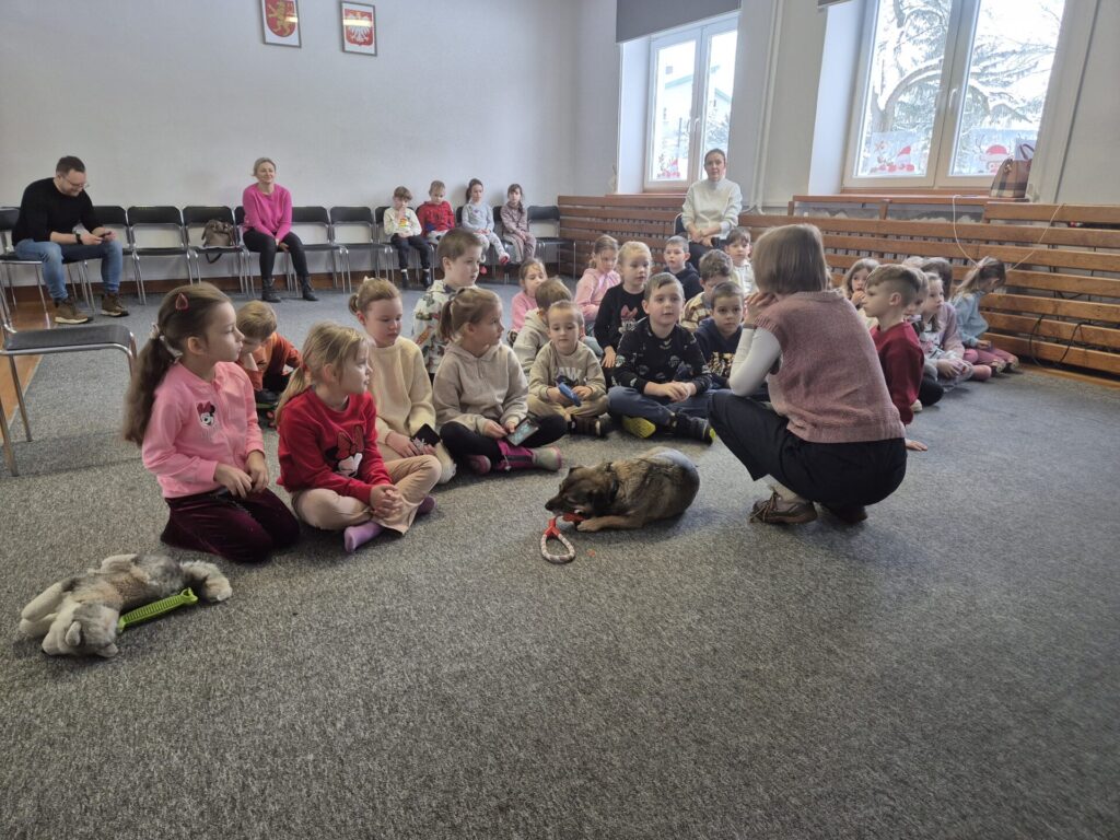 Dzieci na spotkaniu autorskim z Martą Maj i psem Preclem