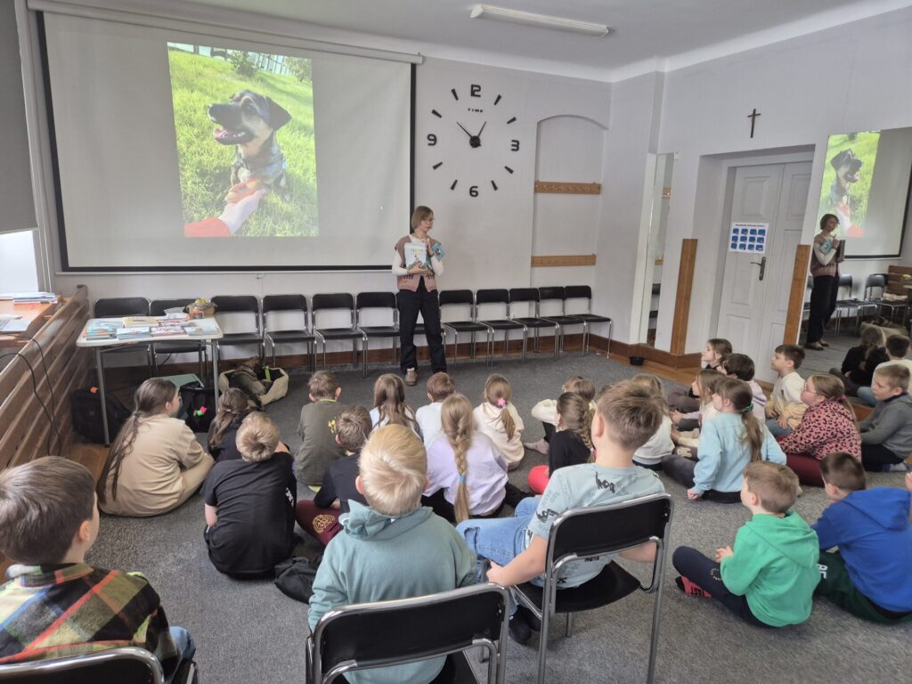 Dzieci na spotkaniu autorskim z Martą Maj i psem Preclem
