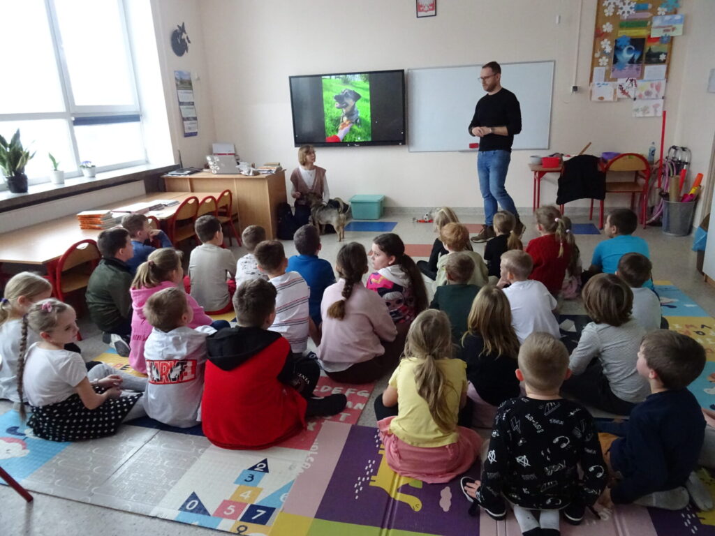 Dzieci na spotkaniu autorskim z Martą Maj i psem Preclem