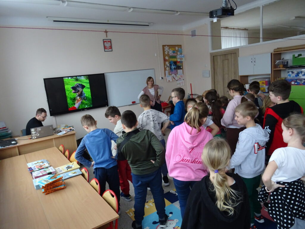 Dzieci na spotkaniu autorskim z Martą Maj i psem Preclem