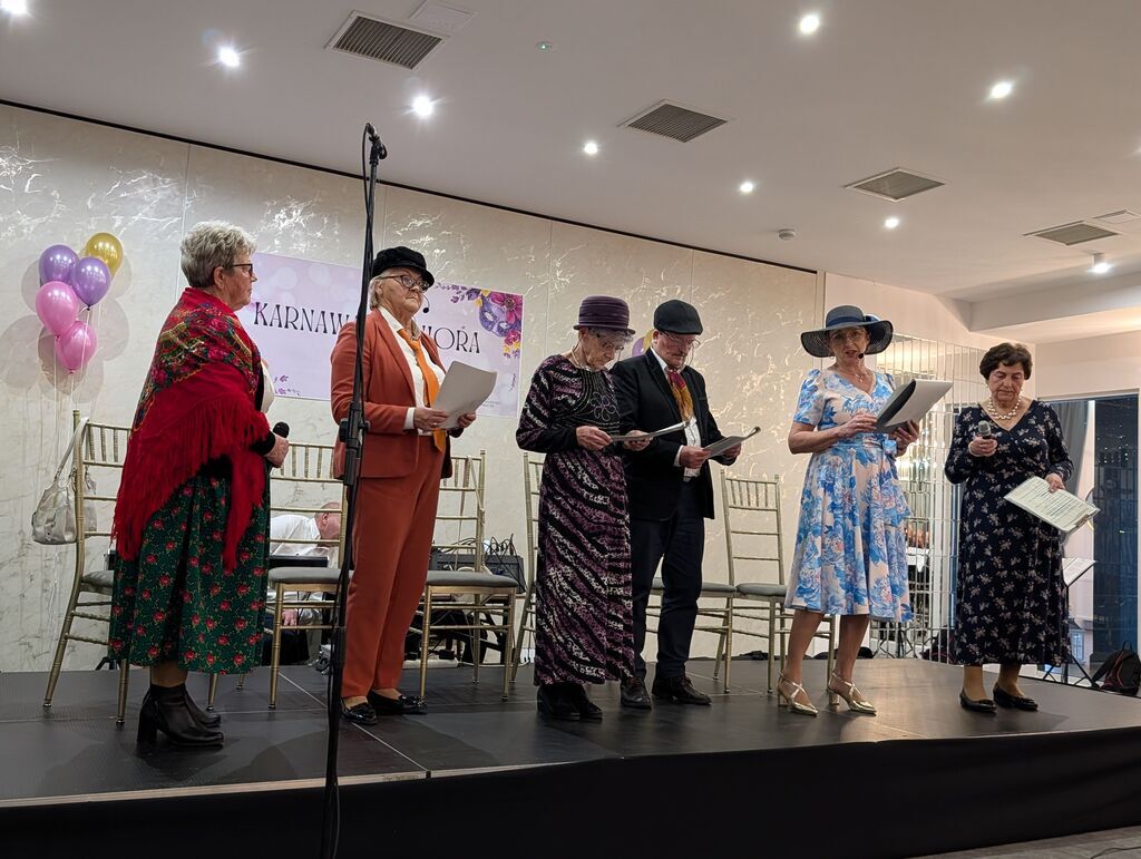 pięć kobiet i mężczyzna podczas przedstawienia