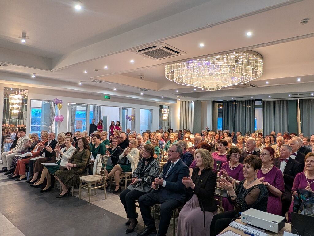 publiczność uczestnicząca w karnawale seniora