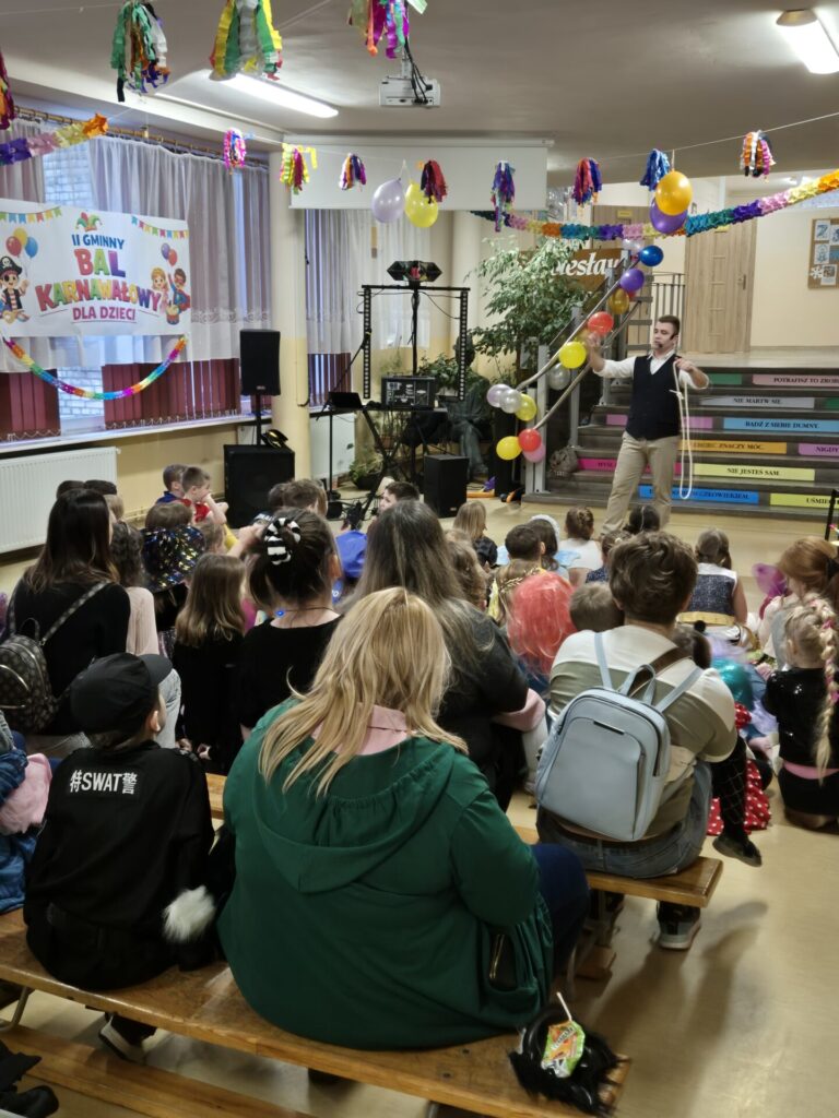 grupa osób na pokazie magika