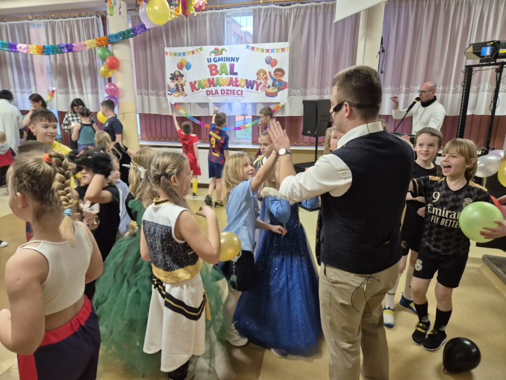 dzieci z magikiem i napis w tle: II gminny bal karnawałowy dla dzieci