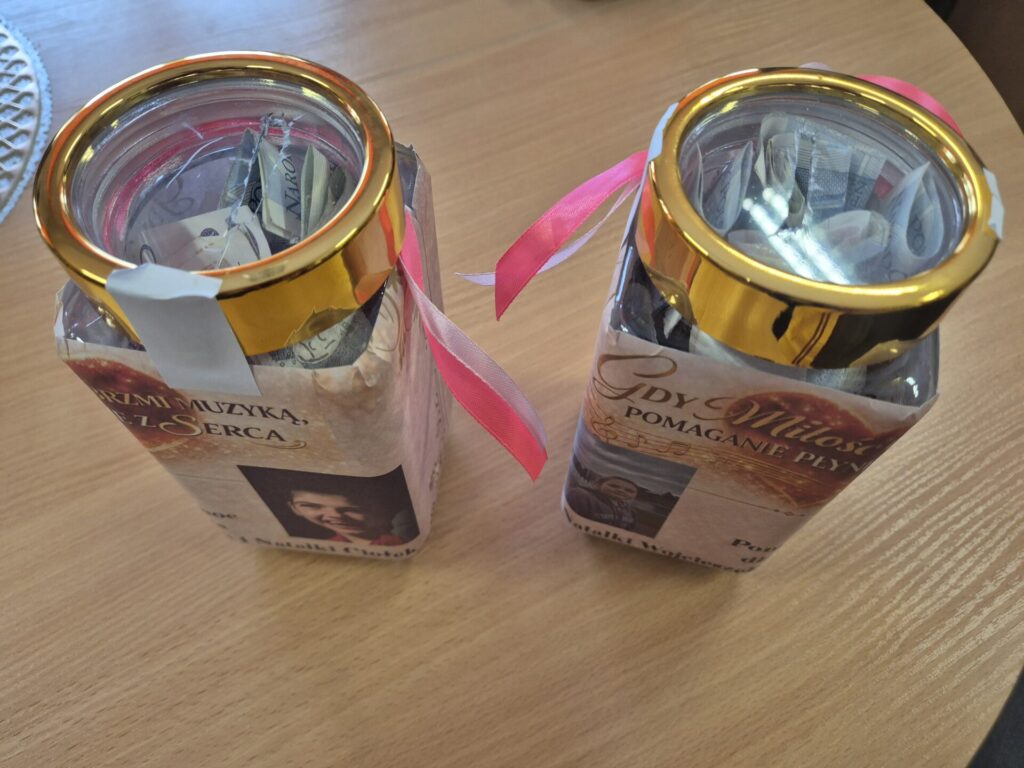 dwie skarbonki z pieniędzmi