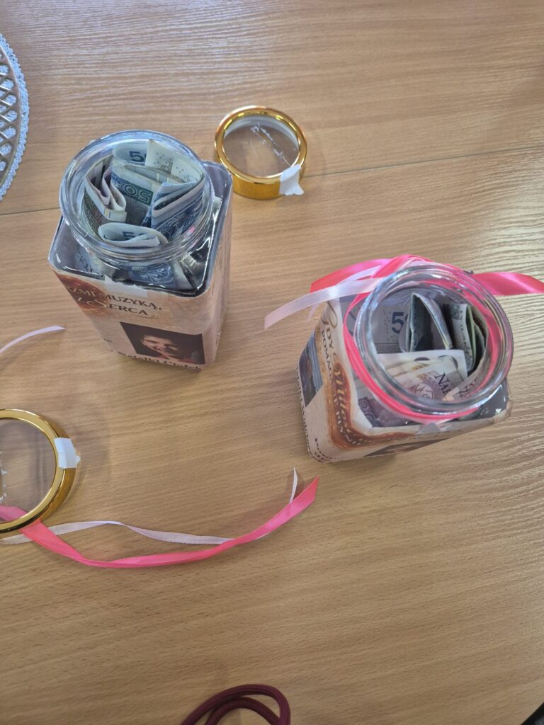 dwie skarbonki z pieniędzmi