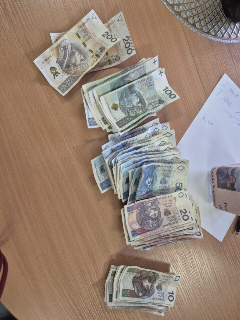 pieniądze o różnych nominałach