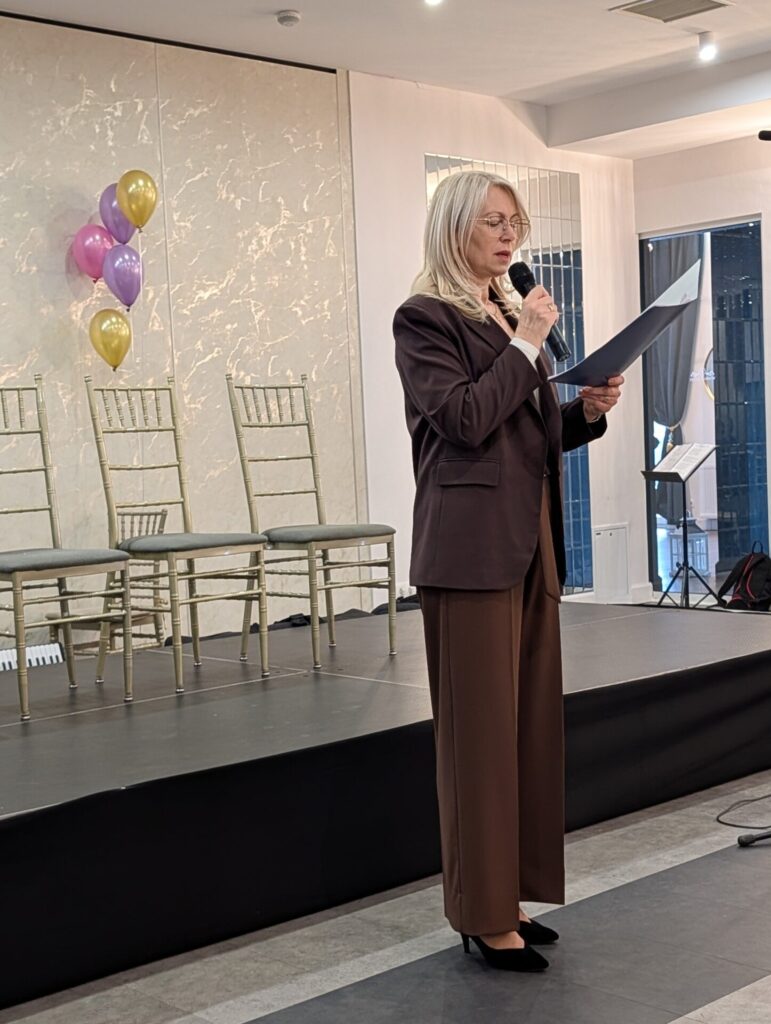 dyrektor biblioteki zapowiadająca kabaret