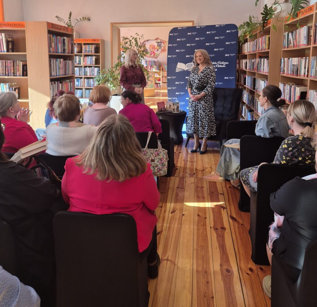Uczestnicy spotkania autorskiego z Edytą Świętek.