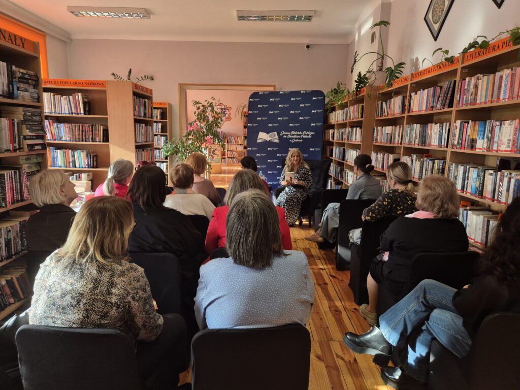 Uczestnicy spotkania autorskiego z Edytą Świętek e bibliotece w Garbowie.