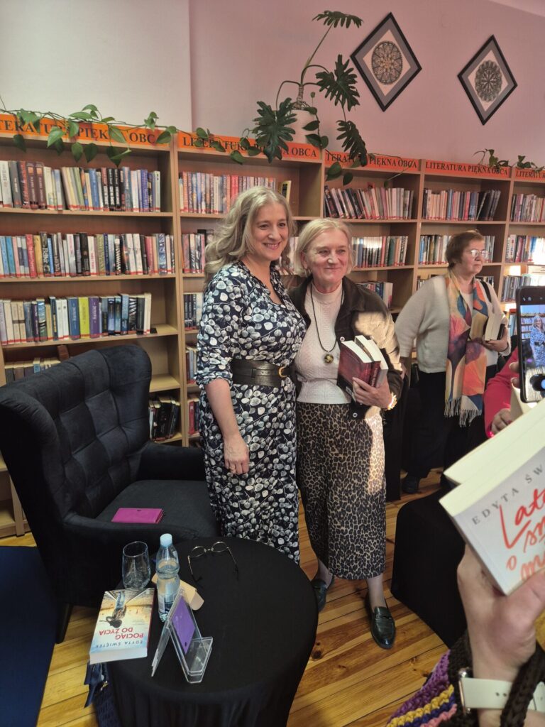 Edyta Świętek pozująca do zdjęć z czytelnikami.