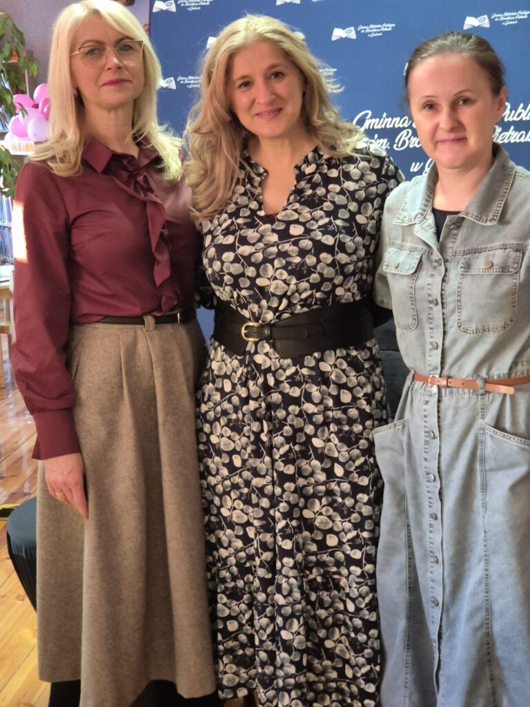 Edyta Świętek z pracownikami GBP w Garbowie.