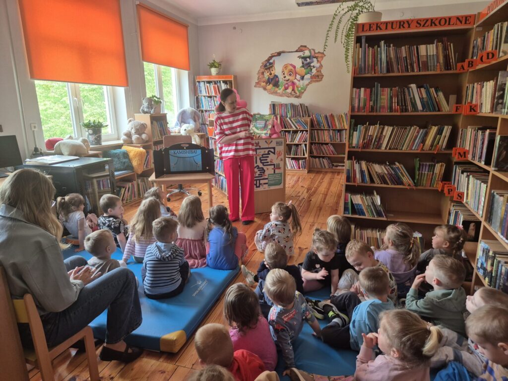 Dzieci na zajęciach biblioterapeutycznych w bibliotece.