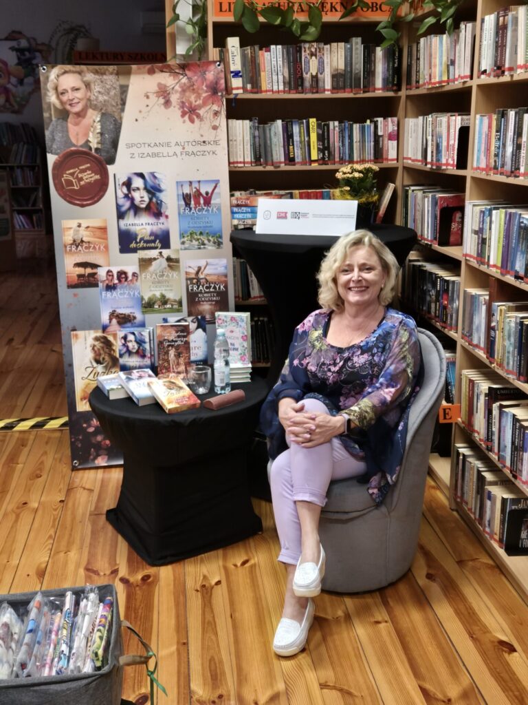 Pisarka Izabella Frączyk podczas spotkania autorskiego w bibliotece.