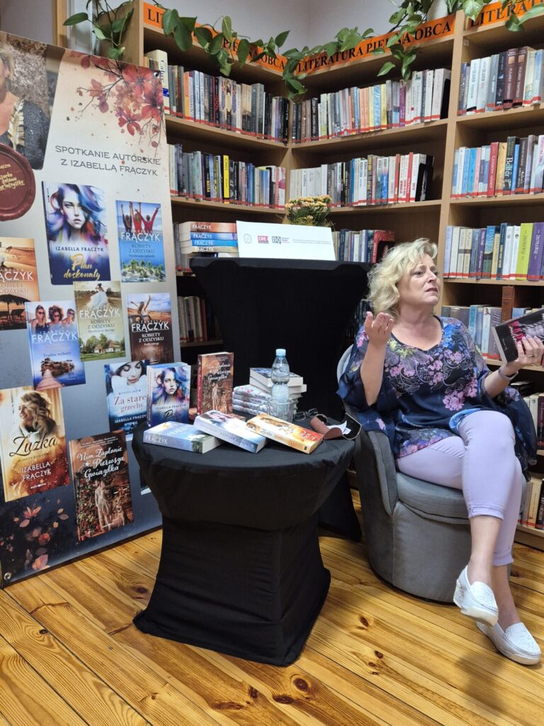 Pisarka Izabella Frączyk podczas spotkania autorskiego w bibliotece.