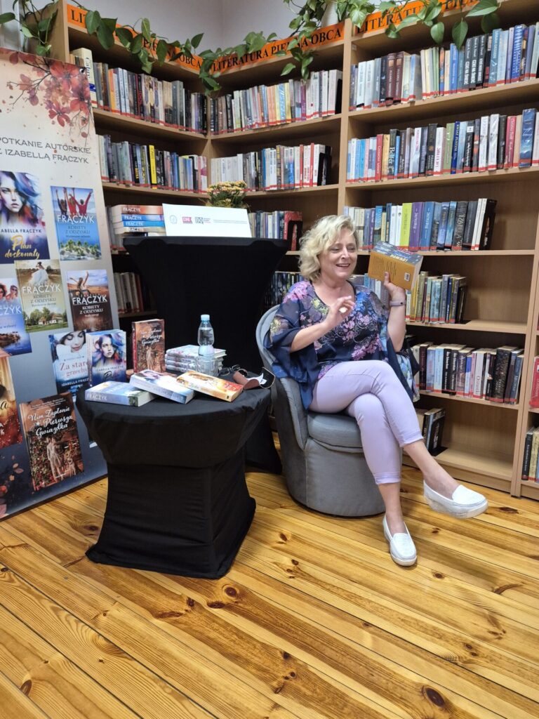Pisarka Izabella Frączyk podczas spotkania autorskiego w bibliotece.