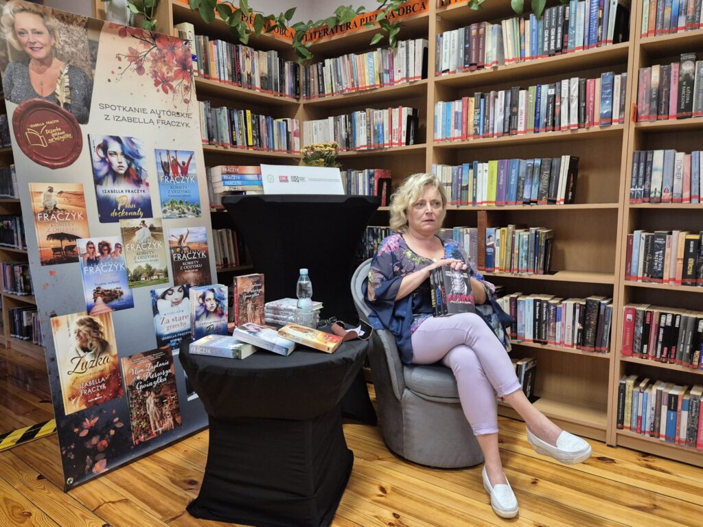 Pisarka Izabella Frączyk podczas spotkania autorskiego w bibliotece.