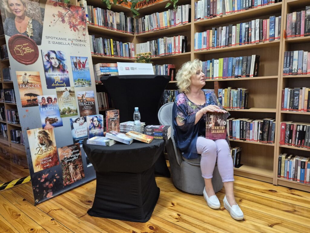 Pisarka Izabella Frączyk podczas spotkania autorskiego w bibliotece.