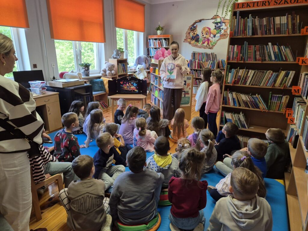 Dzieci na zajęciach biblioterapeutycznych w bibliotece.