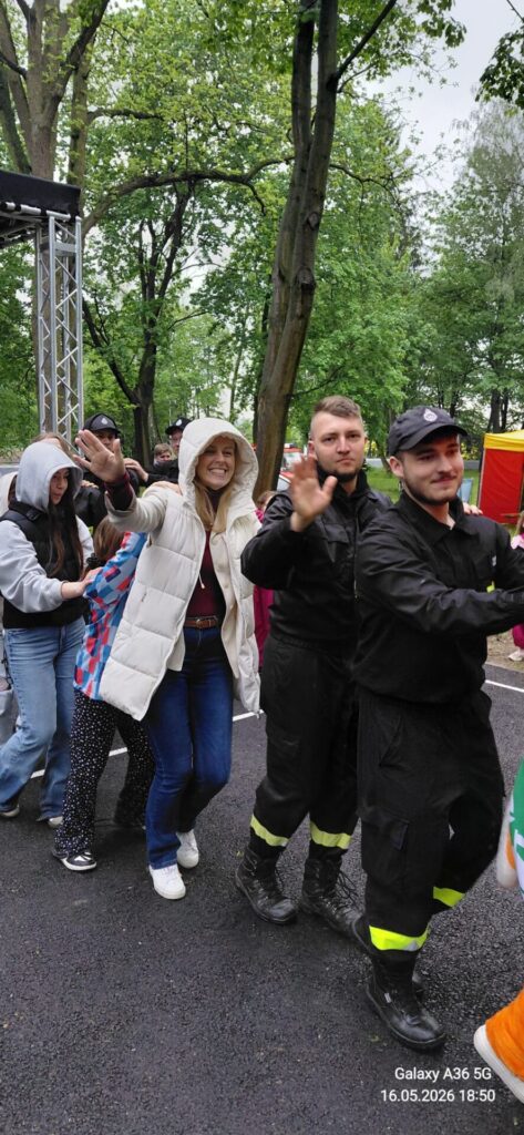 młodzież tańcząca na pikniku