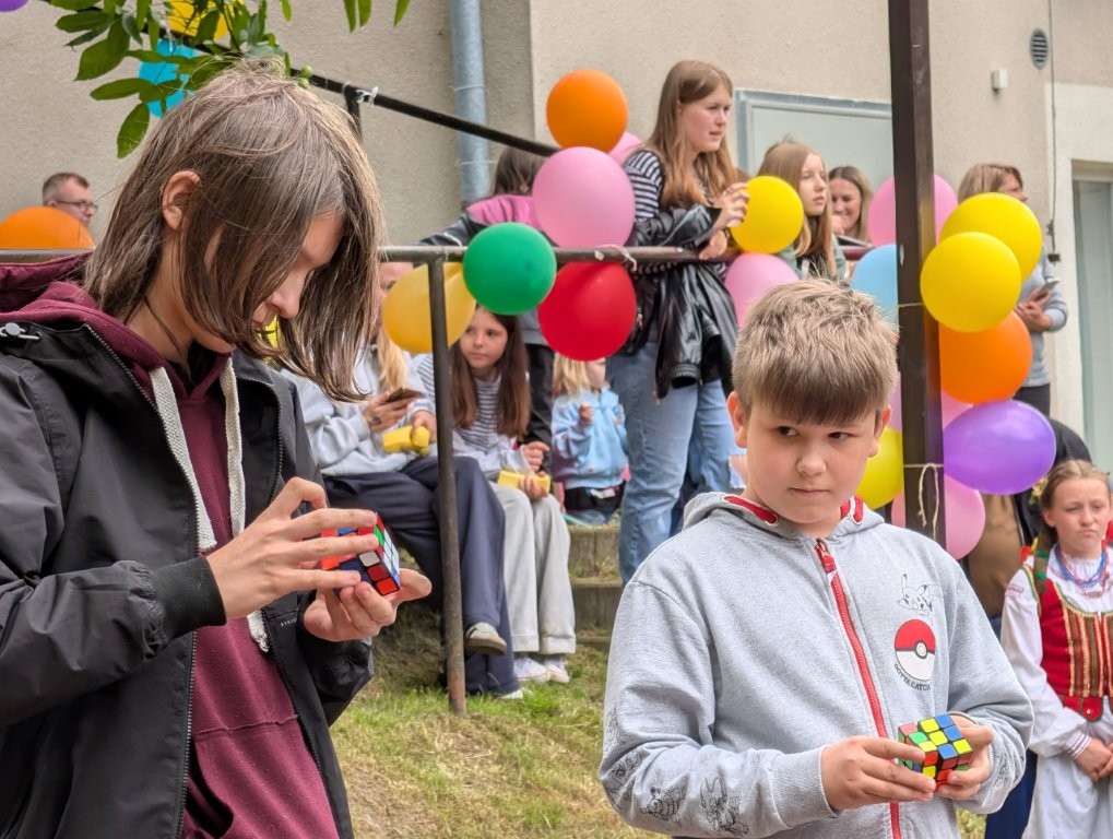 Uczestnicy Turnieju w układaniu Kostki Rubika oraz publiczność.