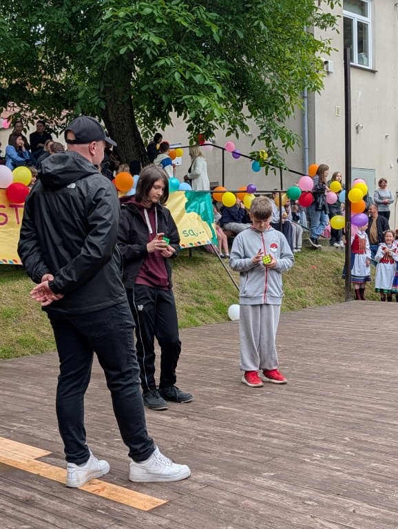 Uczestnicy Turnieju w układaniu Kostki Rubika oraz publiczność.
