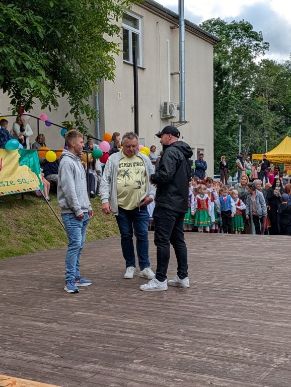 Uczestnicy Turnieju w układaniu Kostki Rubika oraz publiczność.