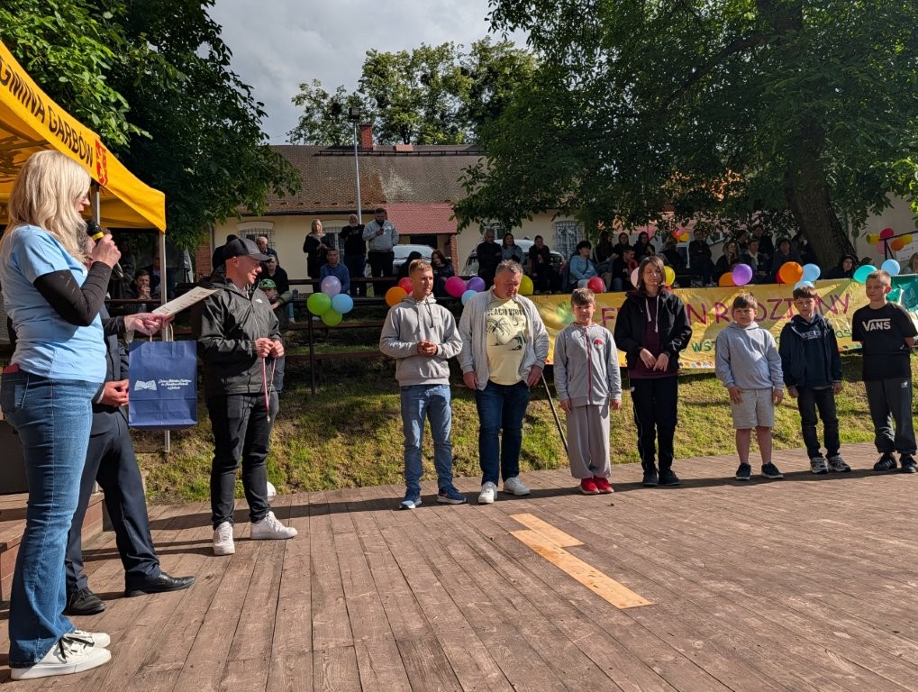 Wręczanie nagród laureatom Turnieju w układaniu Kostki Rubika.