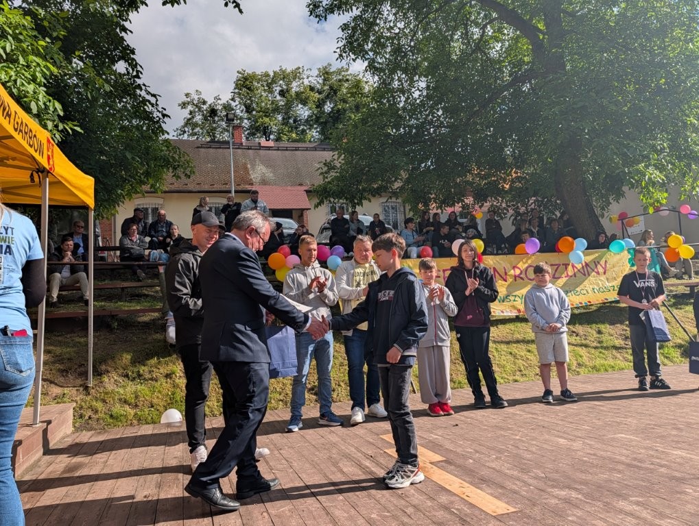 Wręczanie nagród laureatom Turnieju w układaniu Kostki Rubika.