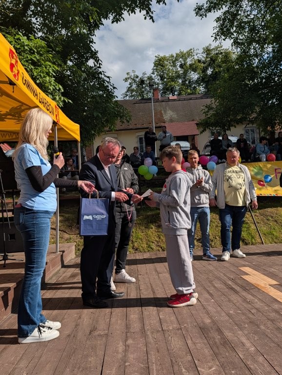 Wręczanie nagród laureatom Turnieju w układaniu Kostki Rubika.