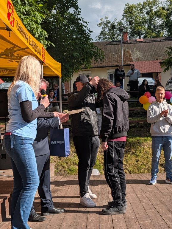Wręczanie nagród laureatom Turnieju w układaniu Kostki Rubika.