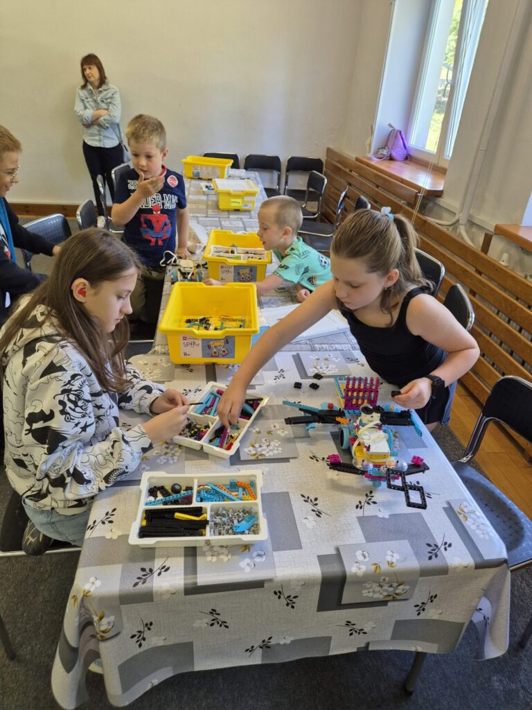 Dzieci budujące roboty z klocków Lego