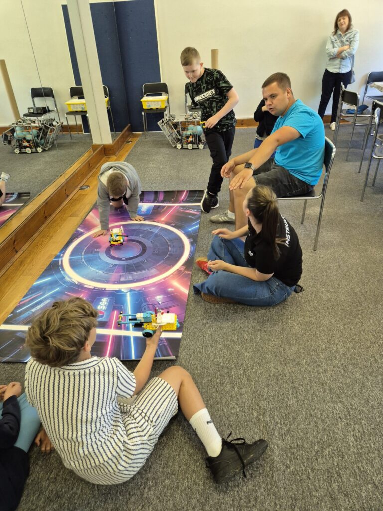 dzieci puszczające zbudowane roboty