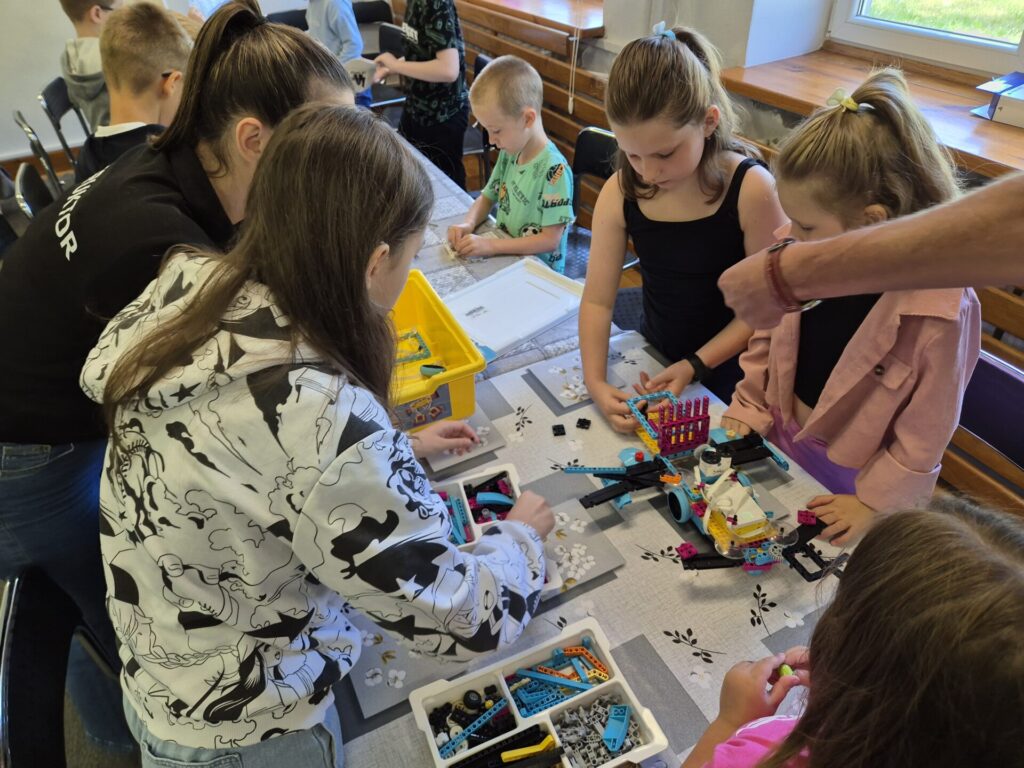 Dzieci budujące roboty z klocków Lego
