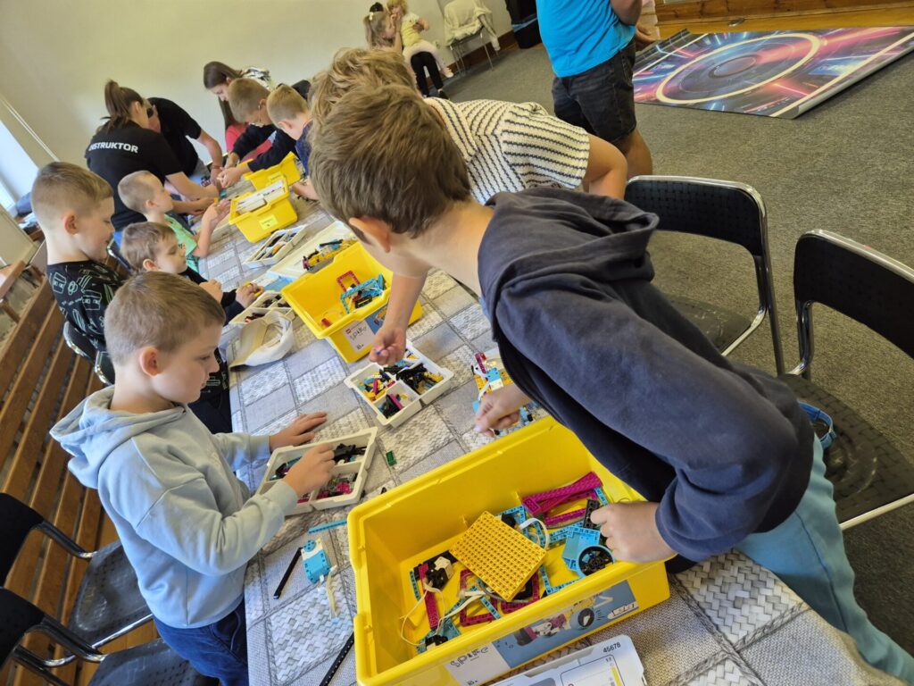 Dzieci budujące roboty z klocków Lego