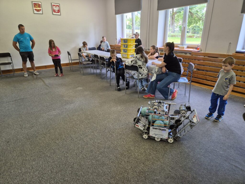 dzieci obserwujące jadącego robota