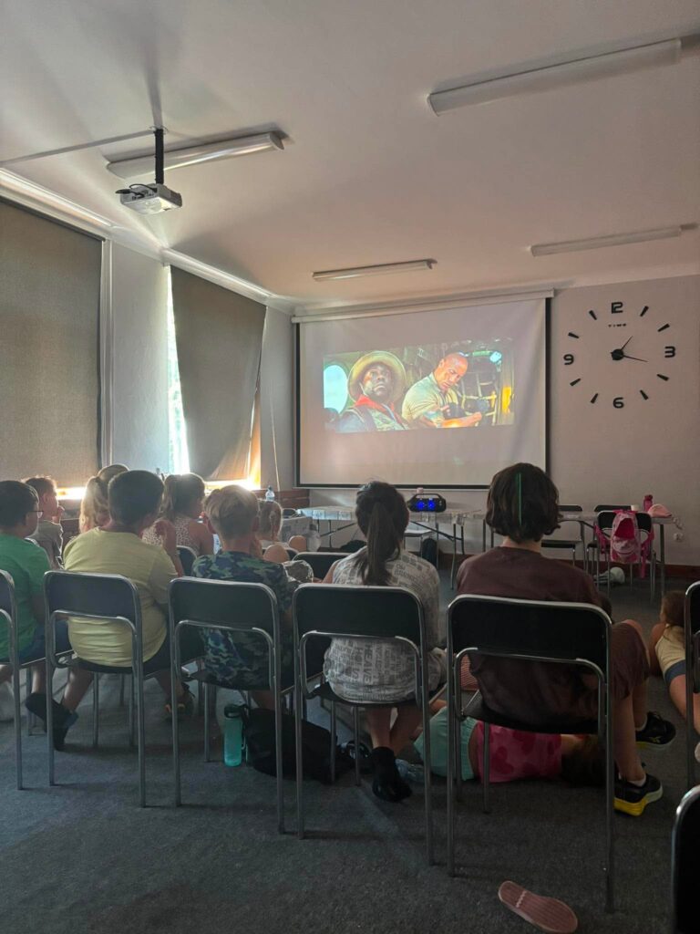 dzieci oglądające film 