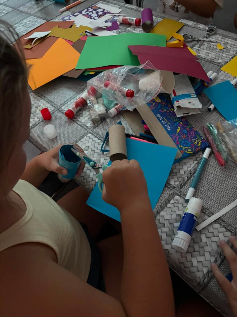 dziewczynka podczas prac plastycznych