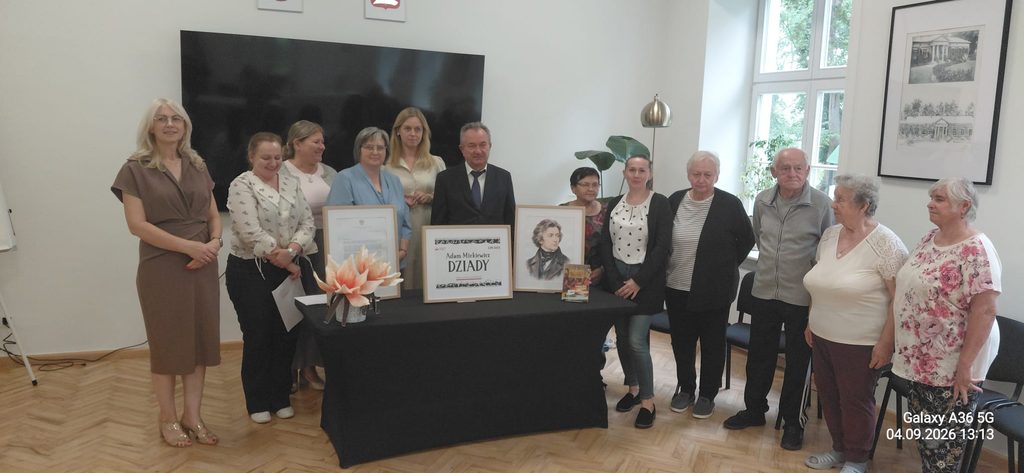 uczestnicy narodowego czytania - zdjęcie grupowe