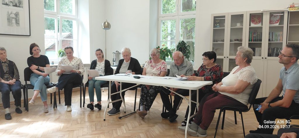seniorzy czytający Dziady A. Mickiewicza